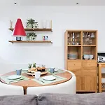 Modern 2 Bed Apartment W Balcony In London