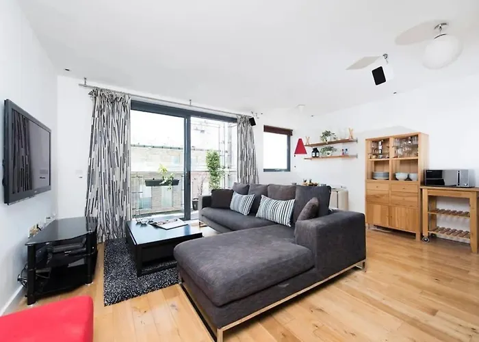Modern 2 Bed Apartment W Balcony In London